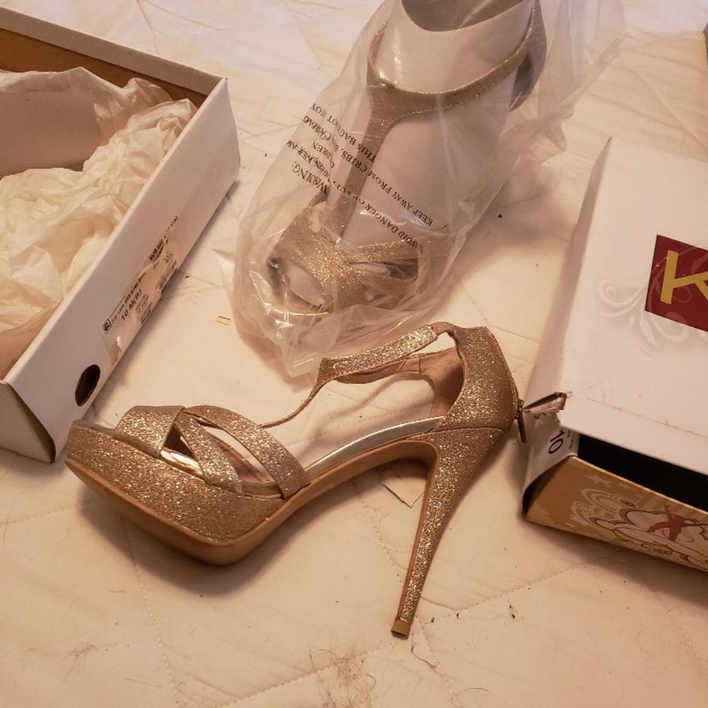 Olsenboye - Gold Glitter sandals -- size 10